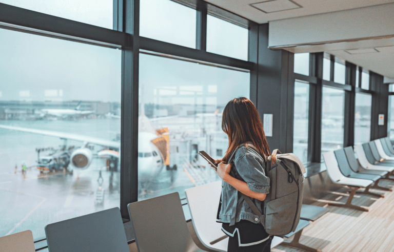 ¿A qué hora debo estar en el aeropuerto?